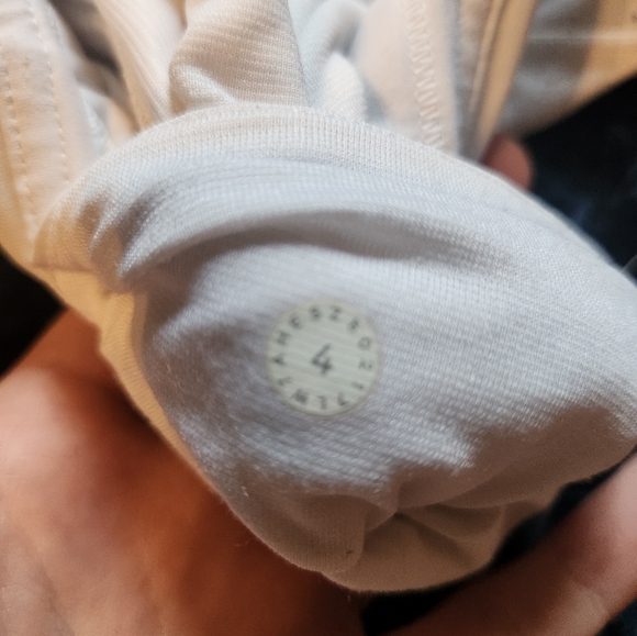 Lululemon white perforated speed up shorts size 4 - Picture 5 of 5